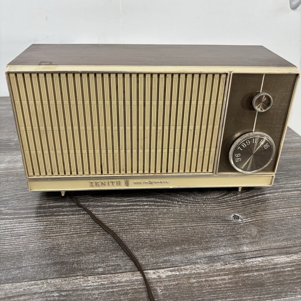 Rare Vintage Zenith Solid State Radio 2-2960 Mid Century AM Radio - Works